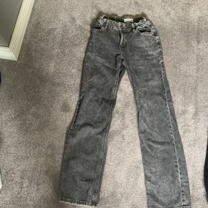 Jeans - Säljer ett par gråa jeans på grund att jag inte använder de. De är köpta ifrån Lindex. Använda en gång. Storlek 146, 10-11 år. Frakt 15 kr.💗