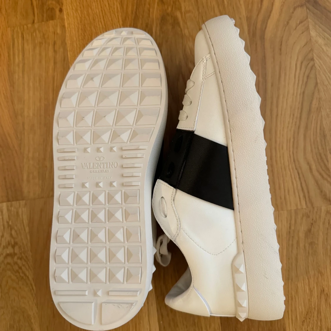 VALNETINO GARVANI STORLEK 42 Ingår valentino påse  - 90