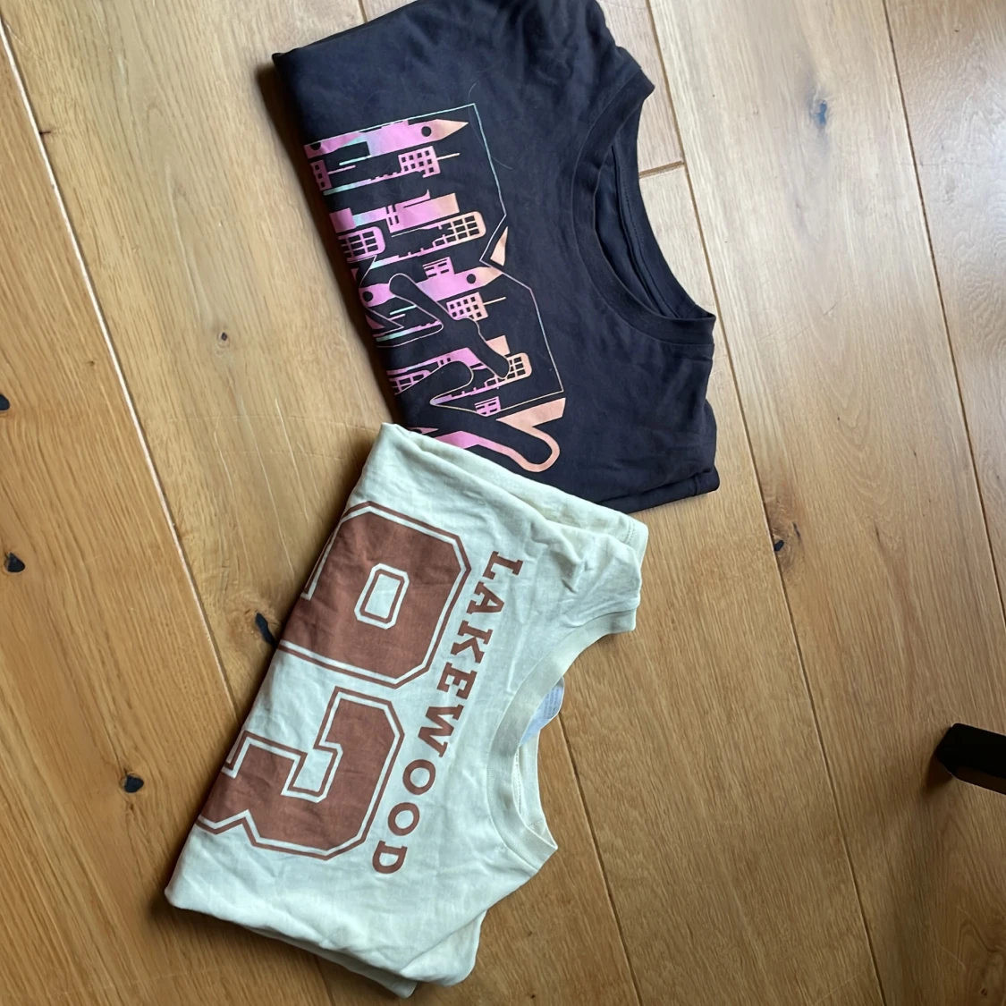 2 T-shirtar 8-10 år - 91