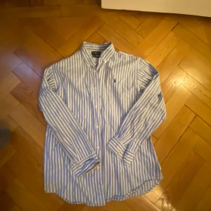 Ralph lauren skjorta - Säljer denna trendiga Ralph lauren skortan då jag inte använder den 