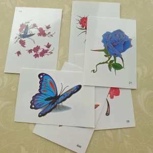 6st blå fjärilar och blommor tatuering  - Tatuering/tattoo Motiv: blå fjäril och blommor  Antal: 6st  Storlek: ca 4,8×7cm,  Skick: nya/oanvänd, Tillfälliga tatueringar du sätter på kroppen med hjälp av vatten 