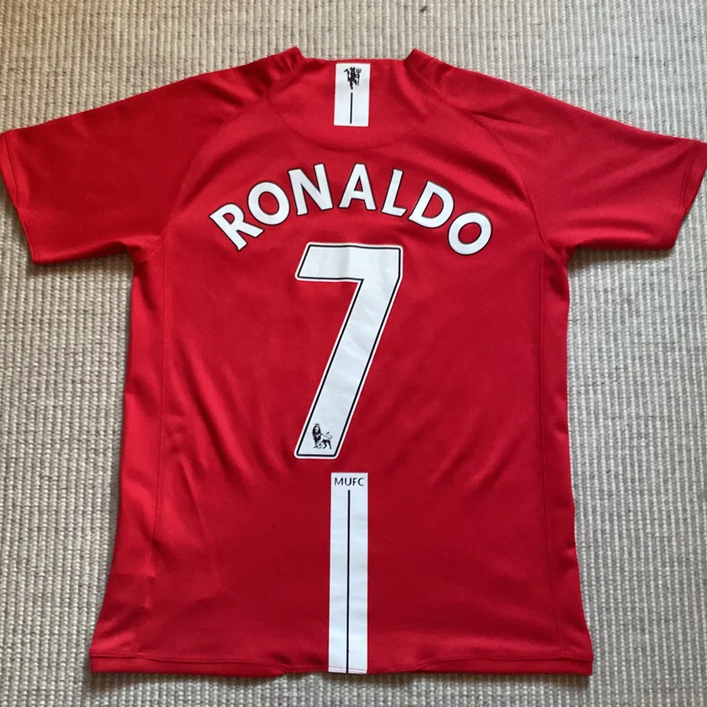 En 2008 United tröja med Ronaldo på ryggen. Inga skador på tröjan. . T-shirts.