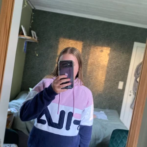Fila hoodie  - Snygg hoodie. Är köpt begagnand men väldigt bra skick och har nästan aldrig använt den. Säljer den då jag inte får användning för den.💗
