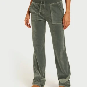 gröna juicybyxor - säljer mina juicy couture byxor i färgen Thyme!💓använda ett fåtal gånger och dom är i fintskick, skriv vid frågor eller egna bilder