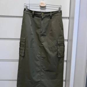 Midikjol - Storlek M/L - Superfin. Aldrig använd. Storlek XL men passar som en M/L.