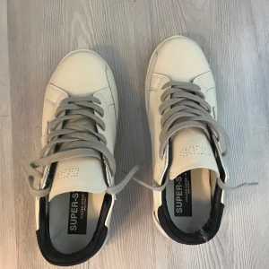 Golden Goose - Säljer nu mina golden Goose då jag inte använder dom längre, väldigt snygga o fräscha skor.