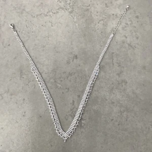 Silver diamant halsband  - Jättefint diamant/Silver halsband. Har haft på mig 1 gång på en fest. Köpt från ur & pen för ungefär 250. Pris kan som vanligt diskuteras. Buda bara så svarar jag så snabbt som möjligt.💖