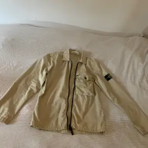 Stone island overshirt jacka i Storlek S som kan passa M ifall man inte är så bred i ryggen, jackan är knappt använd och är i riktigt bra skick