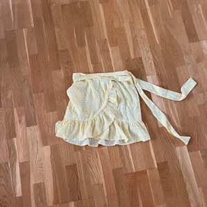 Kjol - Gul tunnare kjol i storlek s. Snörning runt midjan som går att knyta. Använd fåtal gånger så i bra skick.