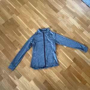 Tränings jacka - Träningströja/jacka i bra skick med dragkedja och tunnt material. Storlek 158-164 men är töjbar och passar även mig som har storlek xs/s