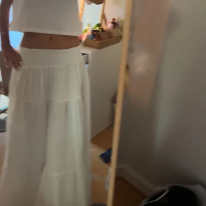 fin långkjol💕 - säljer denna jätte fina långkjol ifrån bikbok köpt 2023💕använd 1 gång och bra skick💕💕💕köptes för ca 600kr säljer för 400kr💕💕💕stretchig så passar många storlekar💕