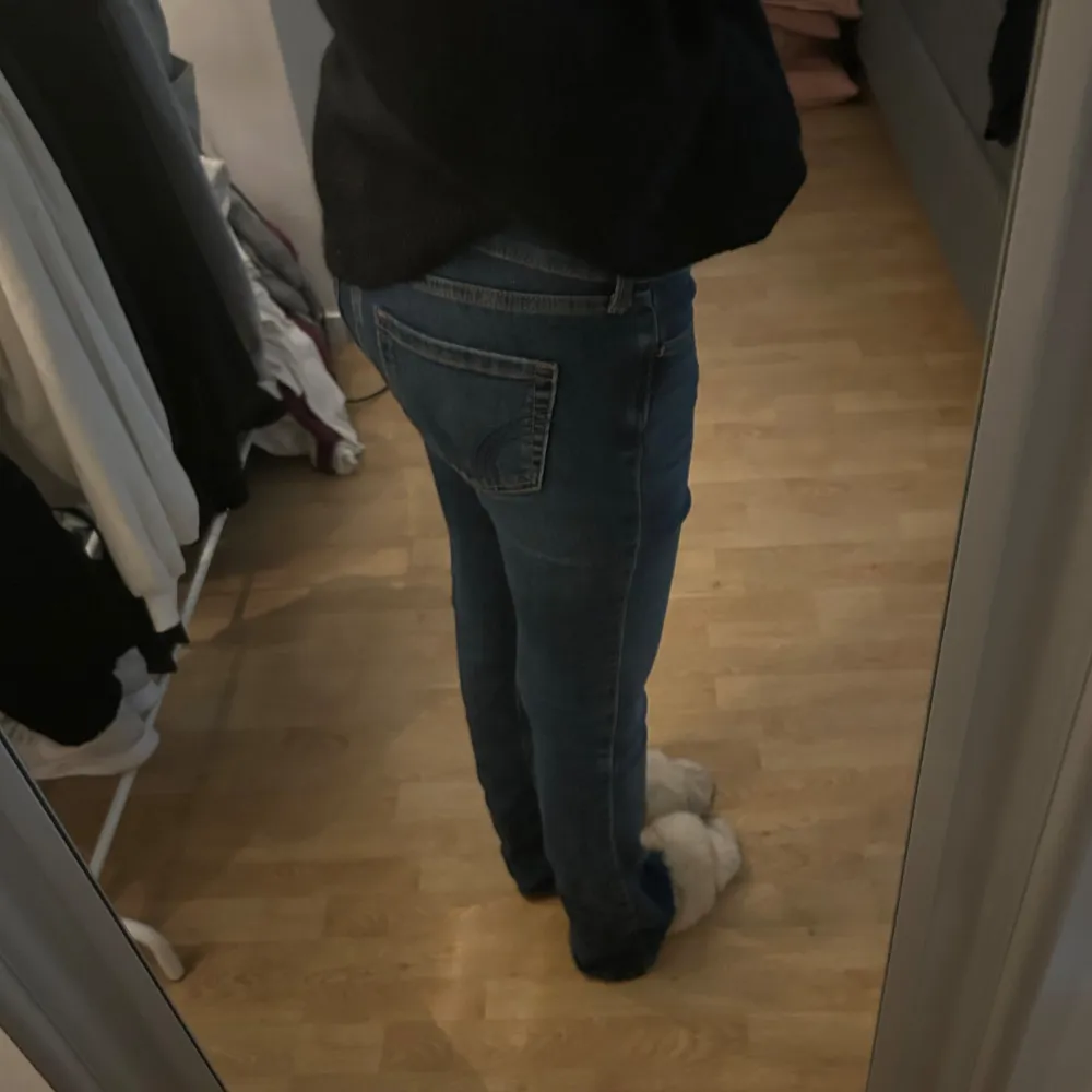 superfina lågmidjade jeans från hollister, jätte bra skick o knappt använda! Storlek 25 i midja längd long! Nypris 650 kr . Jeans & Byxor.