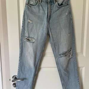Jeans Zara - Ljusblå jeans med hål från Zara. Storlek 36, normal i storleken. Använda några gånger men är i fint skick. 