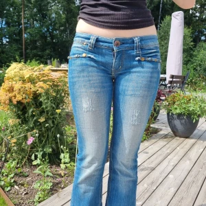 Replay Jeans - Ett par Replay jeans i storlek 28W och 32L. Dragkedja är lite slö men en liten snodd löser det. PS hunden ingår ej