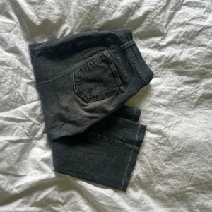 Jeans  - Snygga gråa raka jeans med fin detalj på bakfickan!!