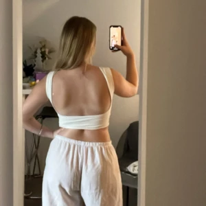 Vit topp med öppen rygg - Vit topp med öppen rygg från New Yorker, Mjukt material med bra kvalitet, säljer då den inte kommer till andväning mer  Ordinarie pris 150