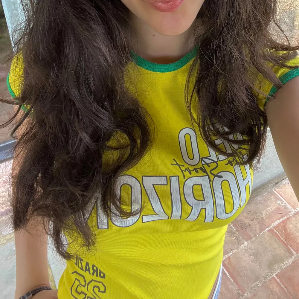 Sötaste brazil t-shirten från Bershka❣️ fint skick, texten har bara blivit lite stripig från tvätten☺️. T-shirts.