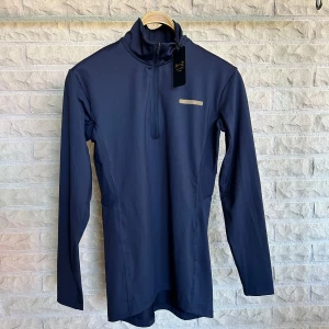 A-Z Halfzip Träningströja (helt ny) - A-Z halfzip träningströja. Helt ny, med prislappen kvar. 