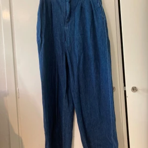 Wide legged jeans - Väldigt vida figursydda jeans med hög midja. Riktigt snyggt ihop med ett stort bälte. 