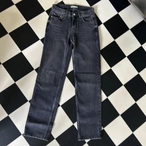 Jeans från Gina tricot raka strl 32 i fint skick - Jeans svart/gråa från Gina tricot strl 32 i fint skick, rak modell 