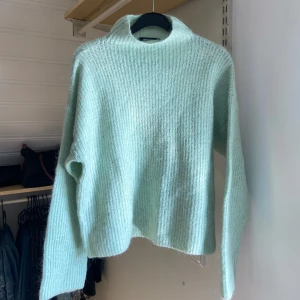 Mintgrön stickad tröja  - Stickad tröja i en superfin mintgrön färg & icke-stickig kvalitet. Den är från Gina Tricot och är i storlek XS. 🤌🏼🩵