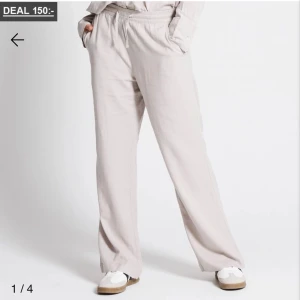 Linnebyxor  - Linnebyxor från lager157. Använda några gånger så är i bra skick. Säljer för att jag vill bli av med dom därav priset. Storlek XS passar någon som är 160cm. Skriv vid frågor💕 (Köparen står för frakten💗)