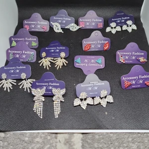 Säljer olika dam örhängen  - Säljer olika dam örhängen helt nya, jag har många sånna om det står såld kan du medela mig jag kommer förmodligen ha fler. kika på hemsidan har fler