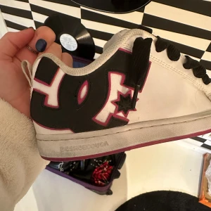 Dc skor - Super fina chunky dc skor med rosa sula, fint skick lite smutsiga men det tvättar jag bort innan dom skickas💞insidan är 23cm!