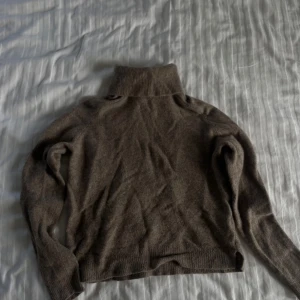 Stickad polo  - Jättefin polo från Carin Wester i bra skick