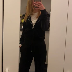 Juicy set - Säljer mitt svarta juicy couture mjukisset, eftersom jag inte använder det längre.  Kan sälja separat Kofta: 500 Byxor: 400 Nypris: 1100