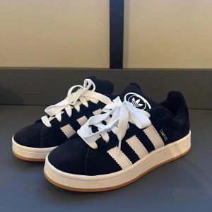 Adidas Campus 00s - Hej! Jag säljer ett par oanvända Adidas Campus 00s i storlek 37 1/3. Finns också svarta snören!💕💕