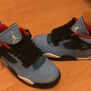 Jordan 4 cactus jack air retro blue - Hej! Jag säljer mina Jordans då jag inte har någon användning av de. Det har varit använda runt 3-5 gånger och en svart liten fläck som går att tvätta bort men annars  inga stora defekter. Skick 7/10 min vid tvättning så kan man få dom att se nya ut .Anledningen på priset är för jag vill bara få sålt dom. Skriv gärna om ni har några fler frågor .