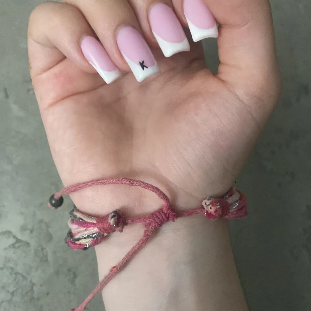 Rosa armband. Pris kan som vanligt diskuteras. Lägg bara ett bud så svarar jag så snabbt som möjligt.💖. Accessoarer.