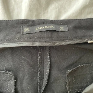 kostymbyxor bootcut zara - säljer dessa jättesnygga kostymbyxor från zara, de är mid men kan vikas ned till low. 