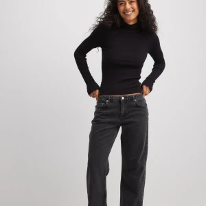 Lågmidjade jeans - Trendiga lågmidjade jeansen från NA-KD  i storlek 36. Förstora och därför kommer de inte till användning, så endast testade. Nypris 700 