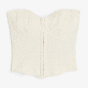 Topp - Jätte fin topp med knäppen framme så man kan välja om man vill ha den lite öppen eller stänga helt.