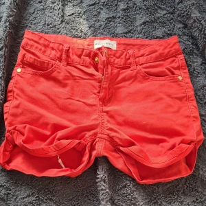 Röda jeansshorts❤️ - Röda jeansshorts i jättebra skick, har bara använts ett par gånger❤️