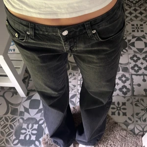 Raka lågmidjade jeans - Raka lågmidjade jeans i storlek 36 från NA-KD. Alldrig använda pågrund av att jag köpte två storlekar.