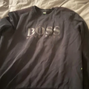 Hugo boss tröja - Hugo boss tröja från de gamla modeller alltså sälja den inte längre, nästan aldrig använd så den är i nyskick, storlek L men passar både L och M, 