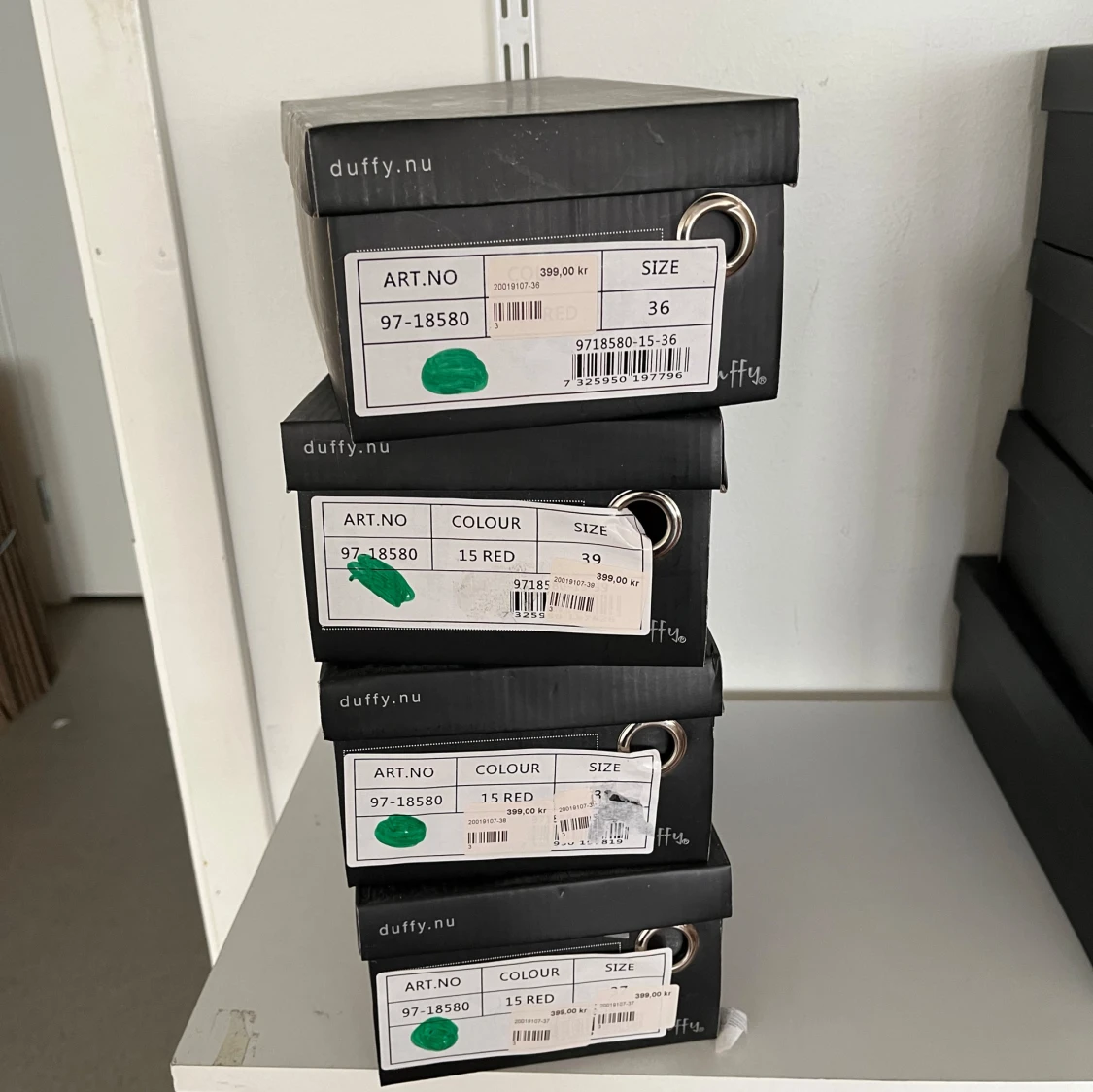 Röda klackar nya - 92