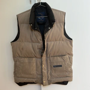 Canada goose väst  - En fet sällsynt beige Canada Goose väst i st 170-180 för 2150kr  Nypris: 1200kr  