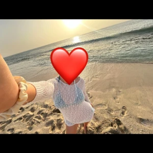 Strandklänning  - Klänning att ha över bikini. Perfekt till stranden både utomlands och i Sverige! Säljer då jag har flera. Storlek M men den är justerbar så passar både s och L skulle jag säga. 