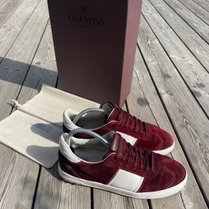 Valentino flycrew  - Tjena säljer nu ett par feta valentino flyecrews. Storlek 42 passar även 43. Box och Dustbag medföljer. Bra skick och alla nitar är kvar. Skriv vid funderingar 🙌