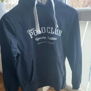 Polo  - Tja säljer den för att den är för liten den är som ny skriv vid frågor eller funderingar 