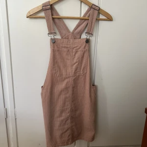 Manschetter klänning - Super söt klänning! Det är rosa Manchester! Det är som en kjol med hängslen💖 använd en gång!