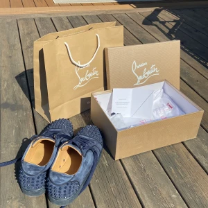 Äkta Christian Louboutin med spikar - *100% Äkta* *nypris runt 9000kr* Säljer pga använder aldrig och behöver pengarna. Använda få gånger Sällsynta eftersom det finns spikar fram och bak. Köpta utomlands. Allt og följer med *Rött mini Louboutin skohorn följer även med* Storlek 45 Mocka