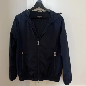 J Lindeberg jacka - Tjena säljer nu en J Lindeberg vind/regnjacka Jacka som är perfekt nu till hösten. Den är i färgen blå och den är i ett bra skick. Hör av er angående frågor eller vid funderingar 🤩 Pris kan självklart diskuteras 😄 Nypris runt 3200.