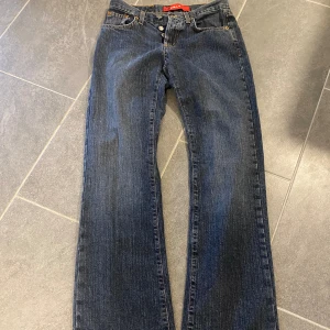 Super coola vintage lågmidjade bootcut ONLY jeans med fickor  - Innerben: 83 cm. Midja: ca 35 cm. STORLEK W27(ca S). För små för mig så har inga bilder på. Från märket ONLY.  Fint skick och så snygga perfekta jeans. Använd gärna köp nu eller bundel. Är öppen för prisförslag vid snabba affärer! 💗