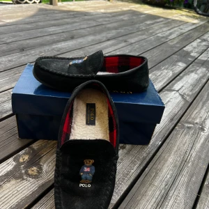 Ralph lauren loafers - Ralph lauren loafers, jättefina och bekväma. De har inga skador eller repor. Bara är i använd skick. Nypris ca: 1399