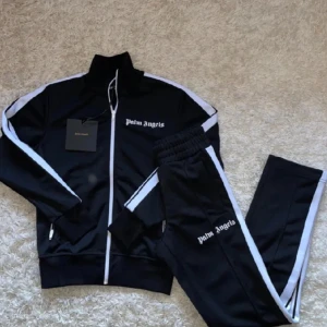 Palm angels Tracksuit  - Väldigt bra skick, använd ett få gånger och kommer med tags.  Nfc Scan funkar och dressen är äkta.  Kan vara med på byten. Kp om du vill köpa dressen.